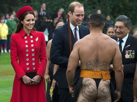 Ο γυμνός Μαορί χορευτής που ξάφνιασε την Κέιτ Μίντλετον -Η αμήχανη αντίδρασή της [εικόνες] | iefimerida.gr 9