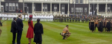 Ο γυμνός Μαορί χορευτής που ξάφνιασε την Κέιτ Μίντλετον -Η αμήχανη αντίδρασή της [εικόνες] | iefimerida.gr 11