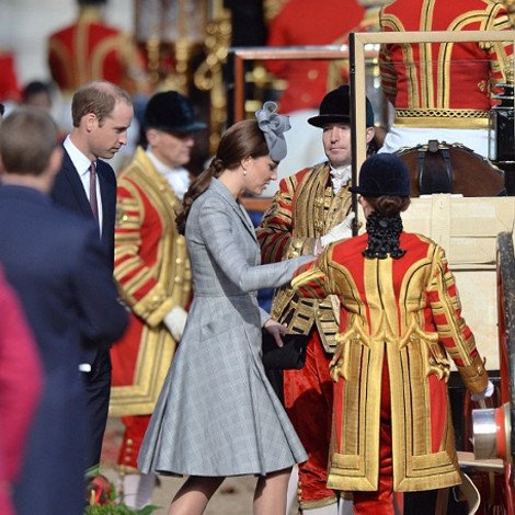 Η πρώτη δημόσια εμφάνιση της εγκυμονούσας Κέιτ Μίντλετον μετά από 1,5 μήνα -Το παρ' ολίγον σέξι ατύχημα [εικόνες] | iefimerida.gr 9