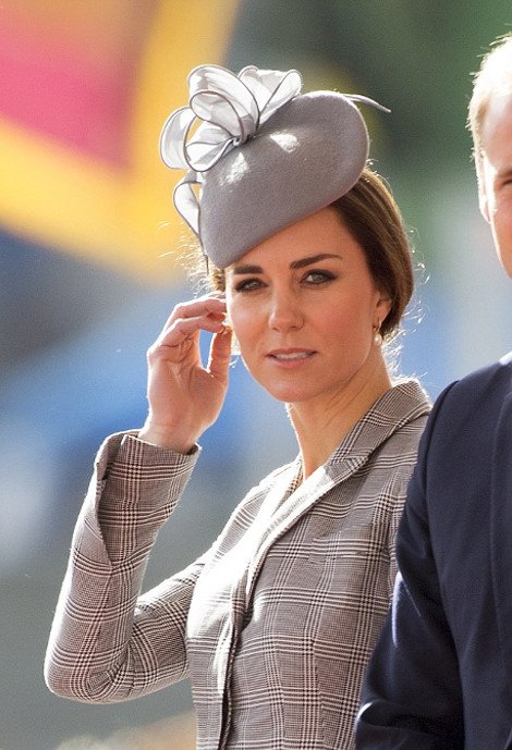 Η πρώτη δημόσια εμφάνιση της εγκυμονούσας Κέιτ Μίντλετον μετά από 1,5 μήνα -Το παρ' ολίγον σέξι ατύχημα [εικόνες] | iefimerida.gr 6