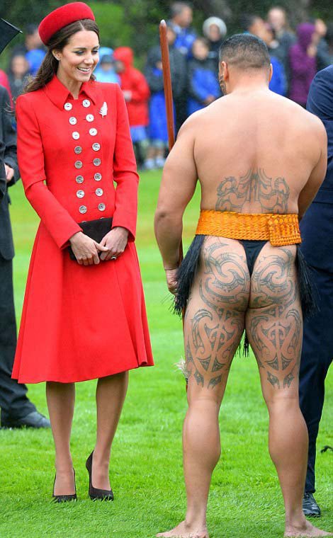 Ο γυμνός Μαορί χορευτής που ξάφνιασε την Κέιτ Μίντλετον -Η αμήχανη αντίδρασή της [εικόνες] | iefimerida.gr 0