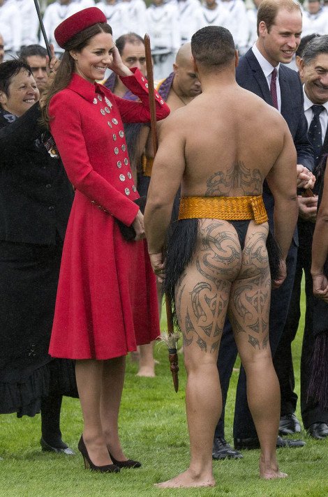 Ο γυμνός Μαορί χορευτής που ξάφνιασε την Κέιτ Μίντλετον -Η αμήχανη αντίδρασή της [εικόνες] | iefimerida.gr 1
