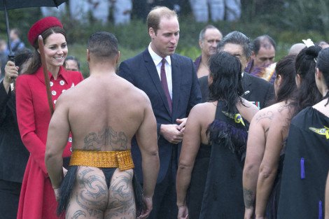 Ο γυμνός Μαορί χορευτής που ξάφνιασε την Κέιτ Μίντλετον -Η αμήχανη αντίδρασή της [εικόνες] | iefimerida.gr 2