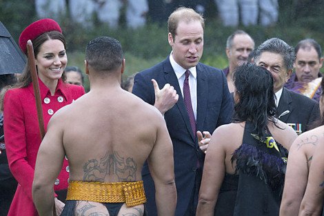 Ο γυμνός Μαορί χορευτής που ξάφνιασε την Κέιτ Μίντλετον -Η αμήχανη αντίδρασή της [εικόνες] | iefimerida.gr 3