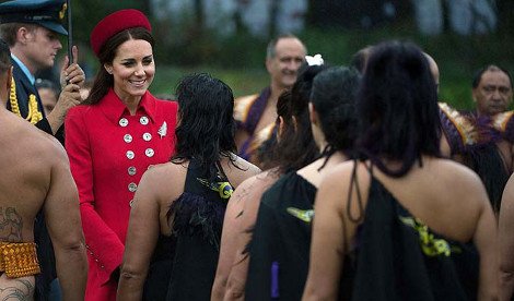 Ο γυμνός Μαορί χορευτής που ξάφνιασε την Κέιτ Μίντλετον -Η αμήχανη αντίδρασή της [εικόνες] | iefimerida.gr 4