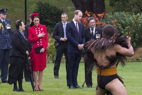 Ο γυμνός Μαορί χορευτής που ξάφνιασε την Κέιτ Μίντλετον -Η αμήχανη αντίδρασή της [εικόνες] | iefimerida.gr 5