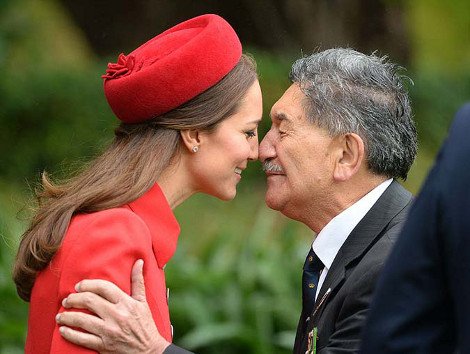 Ο γυμνός Μαορί χορευτής που ξάφνιασε την Κέιτ Μίντλετον -Η αμήχανη αντίδρασή της [εικόνες] | iefimerida.gr 12