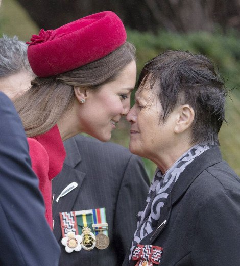 Ο γυμνός Μαορί χορευτής που ξάφνιασε την Κέιτ Μίντλετον -Η αμήχανη αντίδρασή της [εικόνες] | iefimerida.gr 13