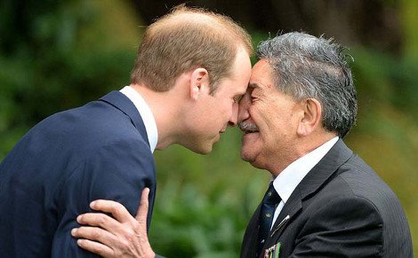 Ο γυμνός Μαορί χορευτής που ξάφνιασε την Κέιτ Μίντλετον -Η αμήχανη αντίδρασή της [εικόνες] | iefimerida.gr 14