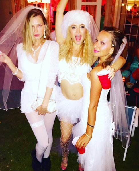 Το ξέφρενο πάρτι της Κέιτ Χάντσον -Με θέμα «καυτές νύφες» [εικόνες] | iefimerida.gr 0