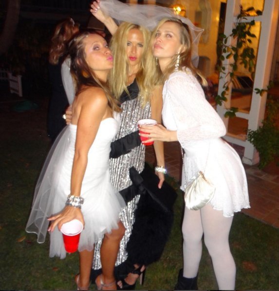 Το ξέφρενο πάρτι της Κέιτ Χάντσον -Με θέμα «καυτές νύφες» [εικόνες] | iefimerida.gr 1