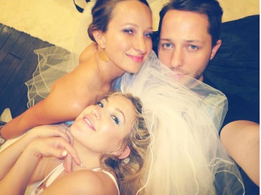 Το ξέφρενο πάρτι της Κέιτ Χάντσον -Με θέμα «καυτές νύφες» [εικόνες] | iefimerida.gr 2