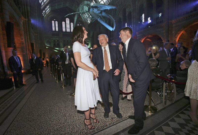 Sold out το γαλάζιο φόρεμα της Κέιτ Μίντλεντον μέσα σε 24 ώρες -Κοστίζει 723 ευρώ [εικόνες] | iefimerida.gr 2