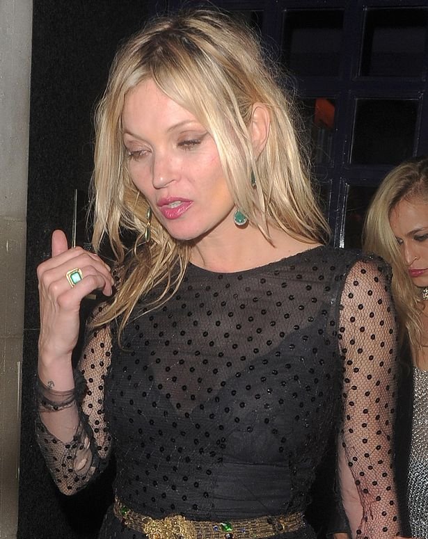 Η Κέιτ Μος βγαίνει από γκαλά στο Λονδίνο με σκισμένα ρούχα [εικόνες] | iefimerida.gr 6