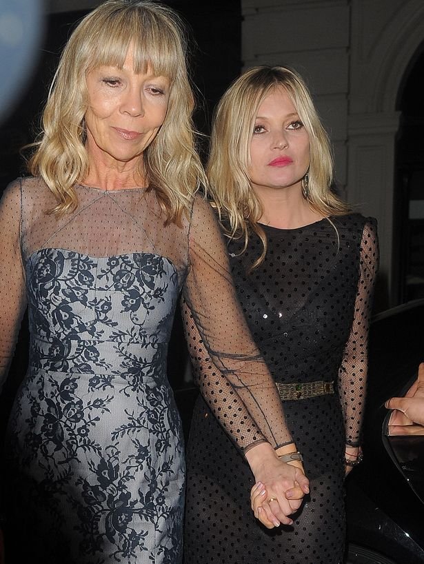 Η Κέιτ Μος βγαίνει από γκαλά στο Λονδίνο με σκισμένα ρούχα [εικόνες] | iefimerida.gr 7