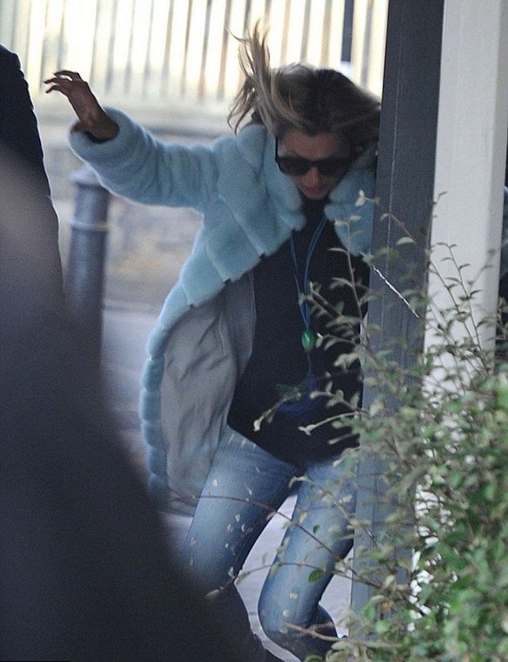 Η τούμπα της Κέιτ Μος κατά μεσής του δρόμου [εικόνες] | iefimerida.gr 0