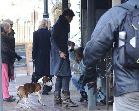 Η τούμπα της Κέιτ Μος κατά μεσής του δρόμου [εικόνες] | iefimerida.gr 1