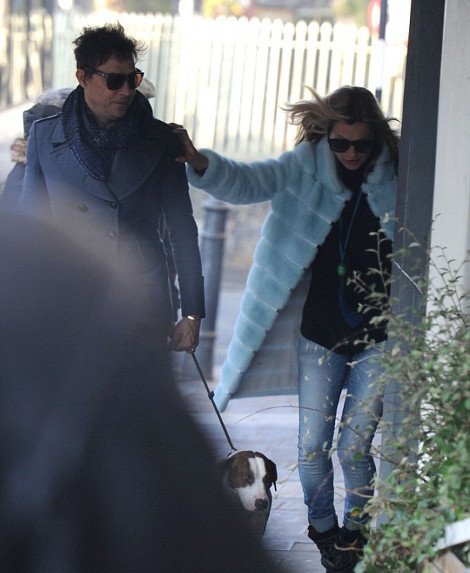 Η τούμπα της Κέιτ Μος κατά μεσής του δρόμου [εικόνες] | iefimerida.gr 2