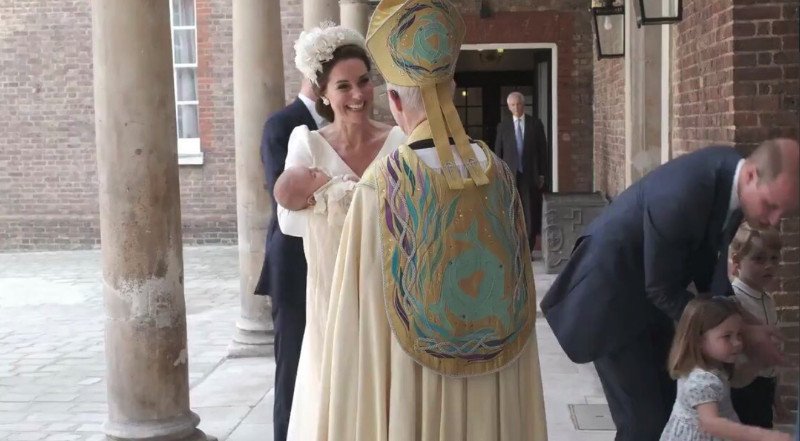 Οι πρώτες εικόνες από τη βάπτιση του πρίγκιπα Λούις -Τζορτζ, Σάρλοτ, Μέγκαν Μαρκλ, όλοι εκεί [εικόνες & βίντεο] | iefimerida.gr 7