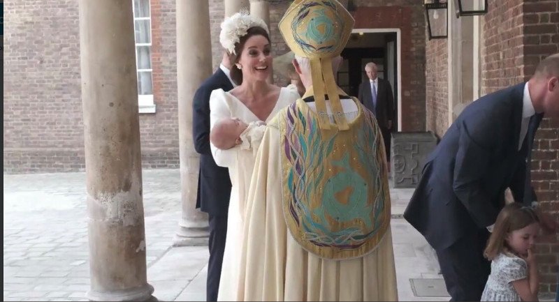 Οι πρώτες εικόνες από τη βάπτιση του πρίγκιπα Λούις -Τζορτζ, Σάρλοτ, Μέγκαν Μαρκλ, όλοι εκεί [εικόνες & βίντεο] | iefimerida.gr 11