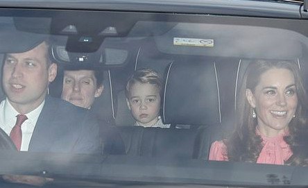 Πρίγκιπας Τζορτζ βαριεστημένος, Κέιτ στα ροζ και Μέγκαν με διαμάντια -Καλεσμένοι της Ελισάβετ [εικόνες] | iefimerida.gr 0