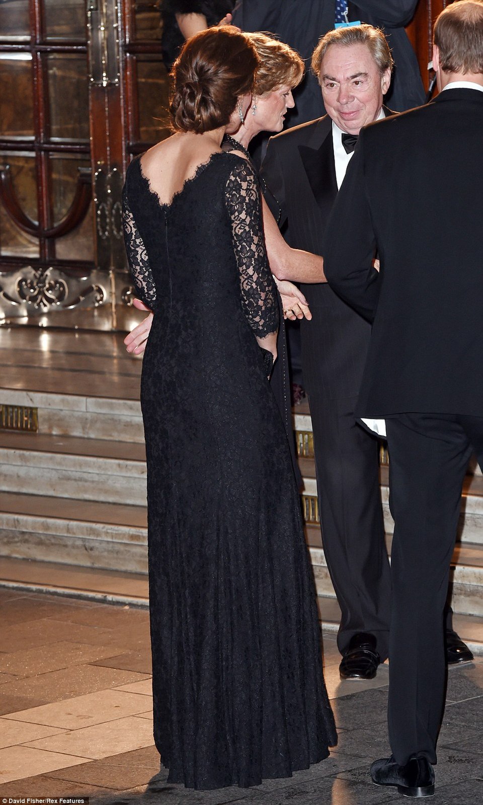 Κέιτ Μίντλετον: Νέα εντυπωσιακή εμφάνιση -Η σικ δαντελένια τουαλέτα [βίντεο & εικόνες] | iefimerida.gr 11