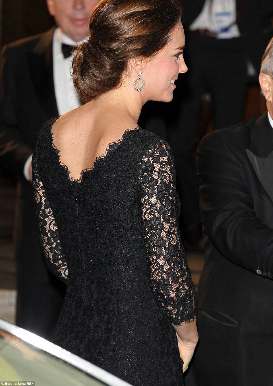 Κέιτ Μίντλετον: Νέα εντυπωσιακή εμφάνιση -Η σικ δαντελένια τουαλέτα [βίντεο & εικόνες] | iefimerida.gr 12