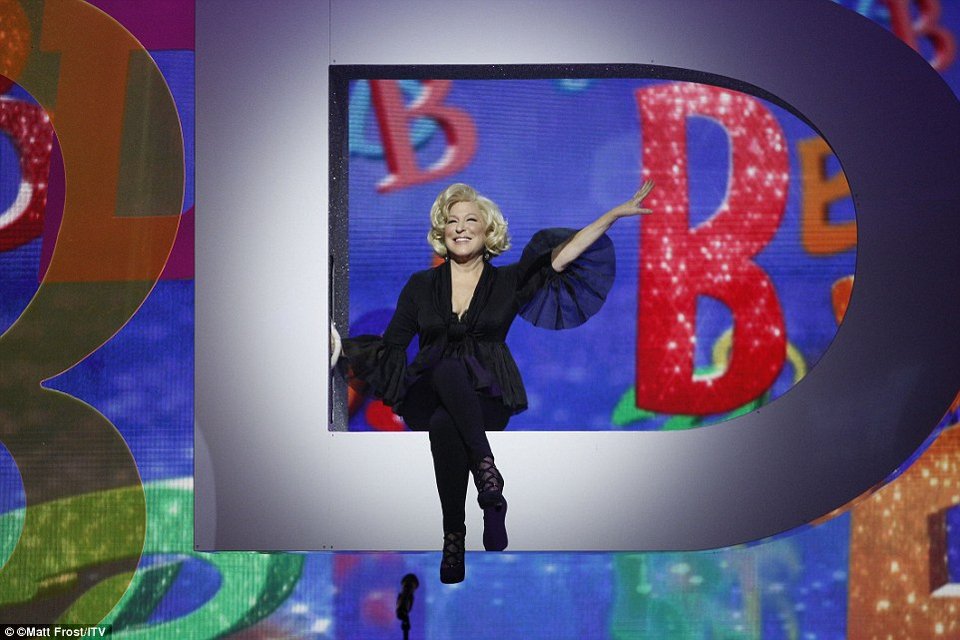 Κέιτ Μίντλετον: Νέα εντυπωσιακή εμφάνιση -Η σικ δαντελένια τουαλέτα [βίντεο & εικόνες] | iefimerida.gr 15