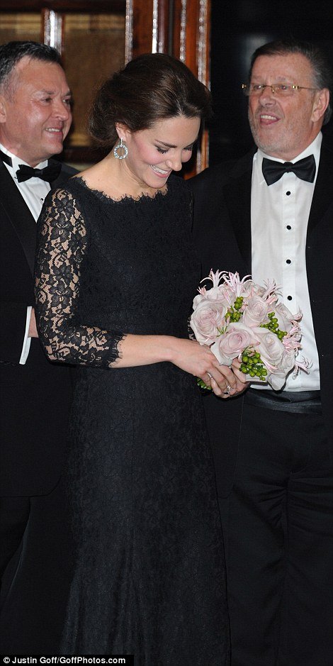 Κέιτ Μίντλετον: Νέα εντυπωσιακή εμφάνιση -Η σικ δαντελένια τουαλέτα [βίντεο & εικόνες] | iefimerida.gr 18