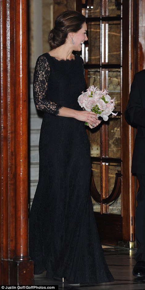 Κέιτ Μίντλετον: Νέα εντυπωσιακή εμφάνιση -Η σικ δαντελένια τουαλέτα [βίντεο & εικόνες] | iefimerida.gr 17