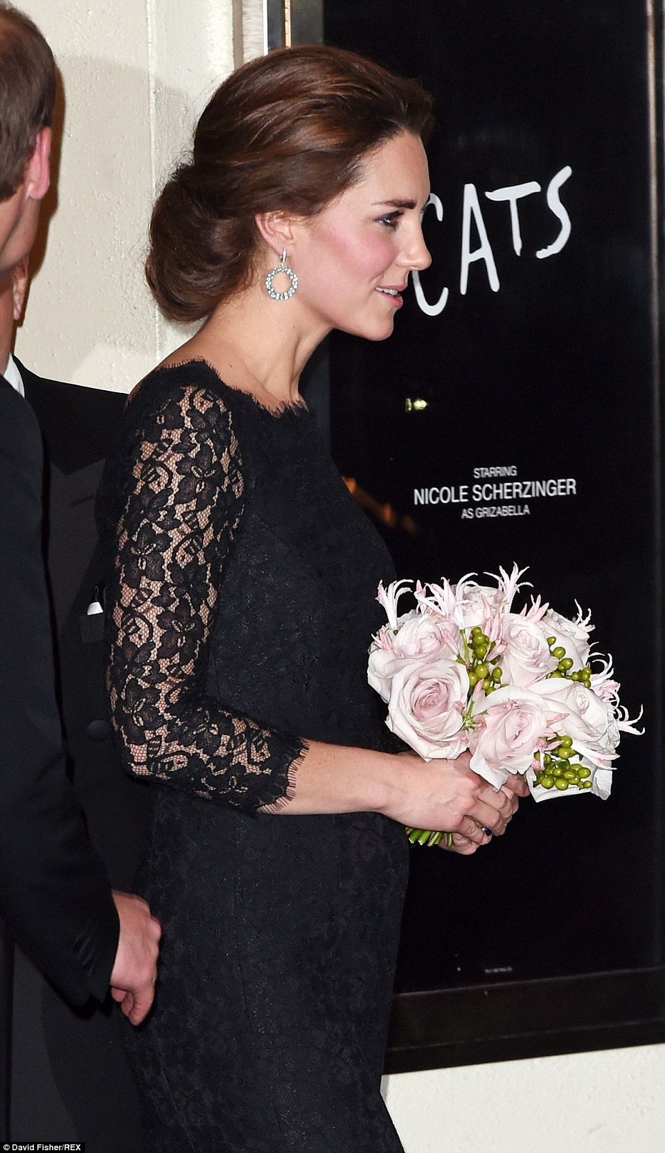 Κέιτ Μίντλετον: Νέα εντυπωσιακή εμφάνιση -Η σικ δαντελένια τουαλέτα [βίντεο & εικόνες] | iefimerida.gr 19