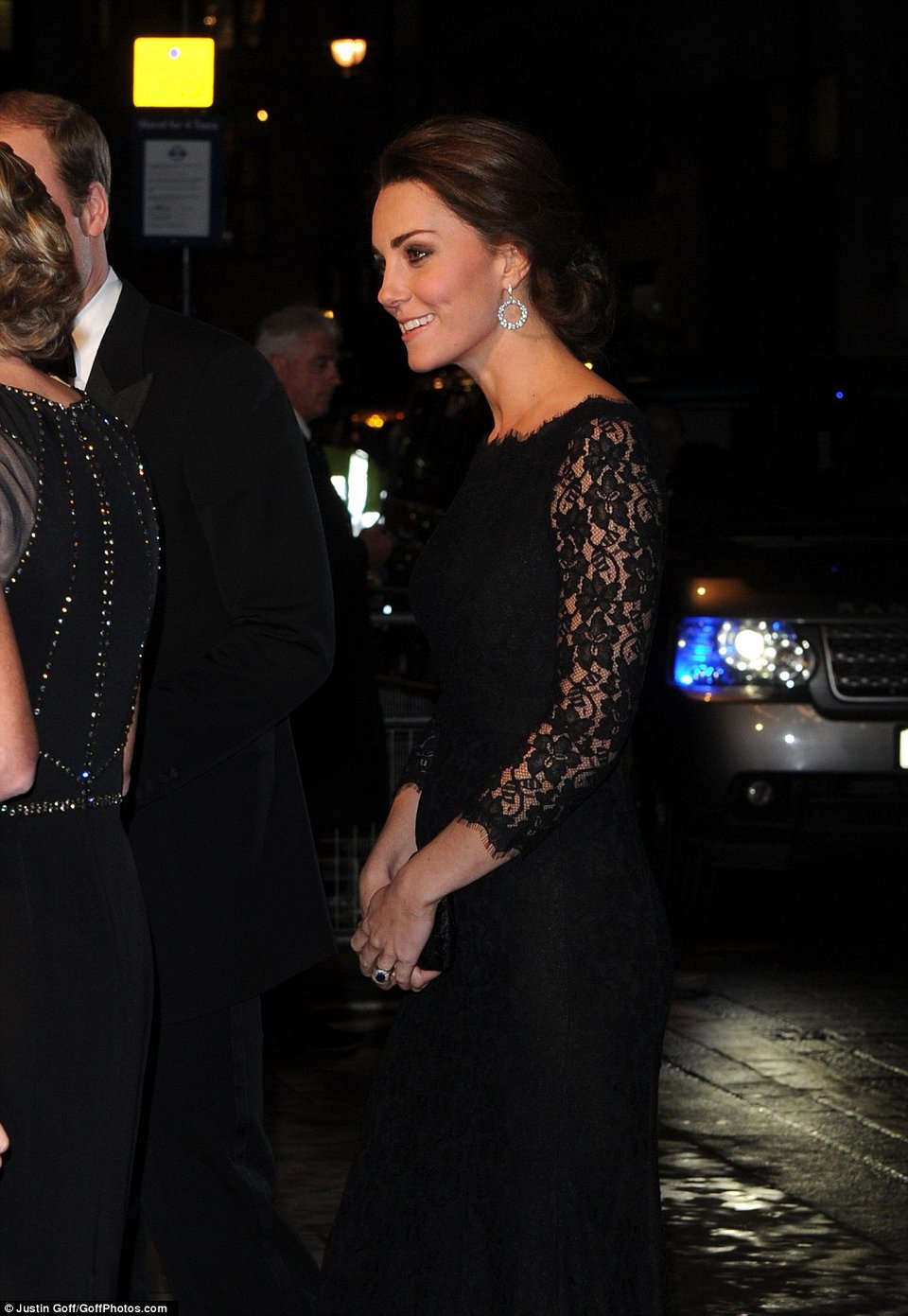 Κέιτ Μίντλετον: Νέα εντυπωσιακή εμφάνιση -Η σικ δαντελένια τουαλέτα [βίντεο & εικόνες] | iefimerida.gr 6