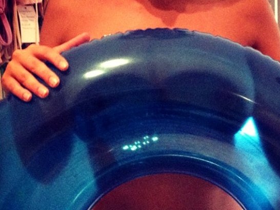 Η Κέιτ Άπτον τουιτάρει preview από το νέο Sports Illustrated [εικόνες] | iefimerida.gr 0