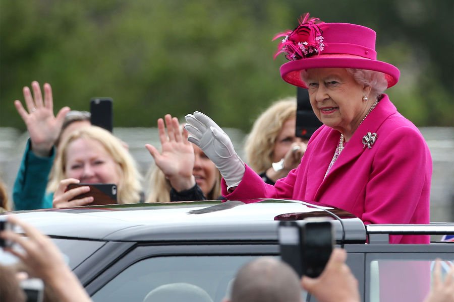 Kέιτ και Γουίλιαμ κατέβηκαν να χαιρετήσουν το λαό –Λίγο επίπλαστα τα χαμόγελα [εικόνες] | iefimerida.gr 0