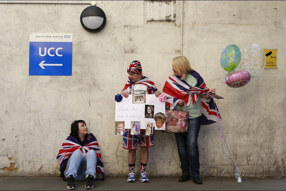 Είναι τρελοί αυτοί οι Βρετανοί: Περιμένουν μέρες στον δρόμο να γεννήσει η Κέιτ Μίντλετον [εικόνες] | iefimerida.gr 1