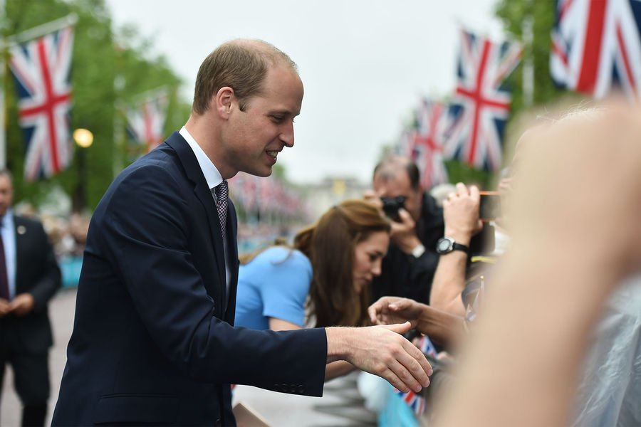 Kέιτ και Γουίλιαμ κατέβηκαν να χαιρετήσουν το λαό –Λίγο επίπλαστα τα χαμόγελα [εικόνες] | iefimerida.gr 4