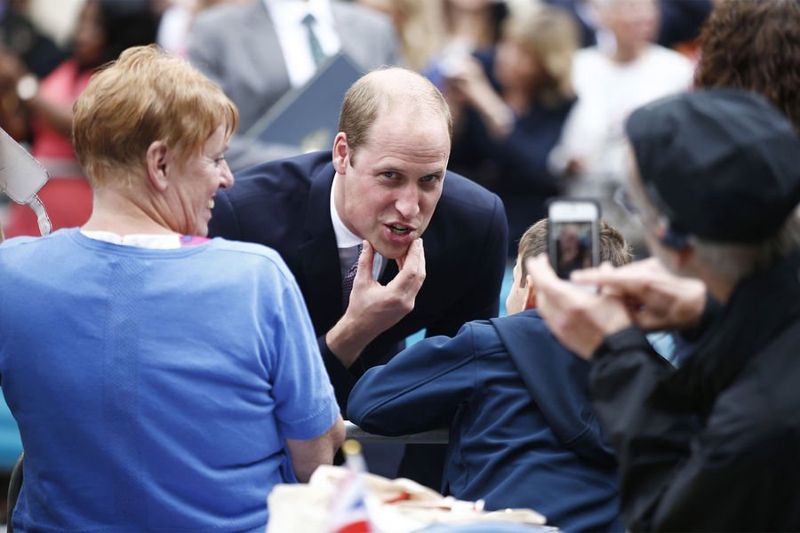 Kέιτ και Γουίλιαμ κατέβηκαν να χαιρετήσουν το λαό –Λίγο επίπλαστα τα χαμόγελα [εικόνες] | iefimerida.gr 6