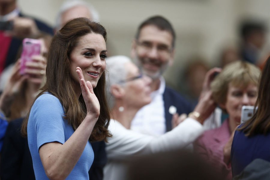 Kέιτ και Γουίλιαμ κατέβηκαν να χαιρετήσουν το λαό –Λίγο επίπλαστα τα χαμόγελα [εικόνες] | iefimerida.gr 7