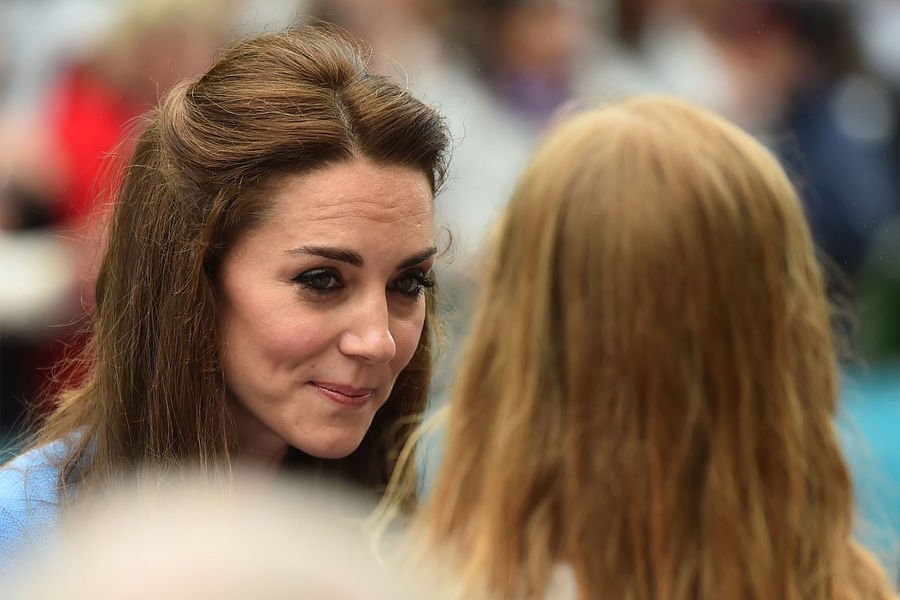 Kέιτ και Γουίλιαμ κατέβηκαν να χαιρετήσουν το λαό –Λίγο επίπλαστα τα χαμόγελα [εικόνες] | iefimerida.gr 8