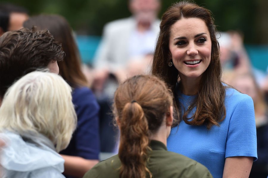 Kέιτ και Γουίλιαμ κατέβηκαν να χαιρετήσουν το λαό –Λίγο επίπλαστα τα χαμόγελα [εικόνες] | iefimerida.gr 9