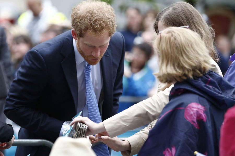 Kέιτ και Γουίλιαμ κατέβηκαν να χαιρετήσουν το λαό –Λίγο επίπλαστα τα χαμόγελα [εικόνες] | iefimerida.gr 10