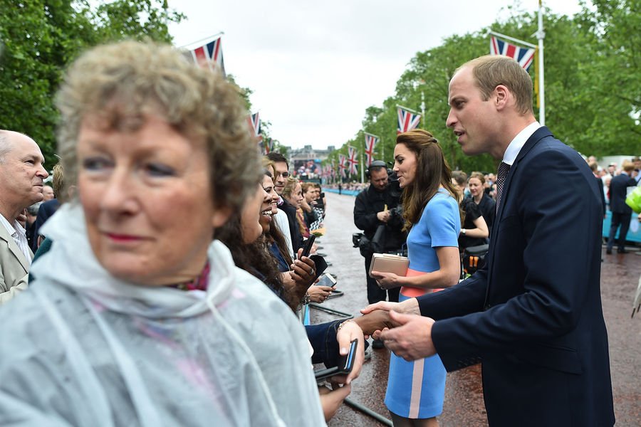 Kέιτ και Γουίλιαμ κατέβηκαν να χαιρετήσουν το λαό –Λίγο επίπλαστα τα χαμόγελα [εικόνες] | iefimerida.gr 11
