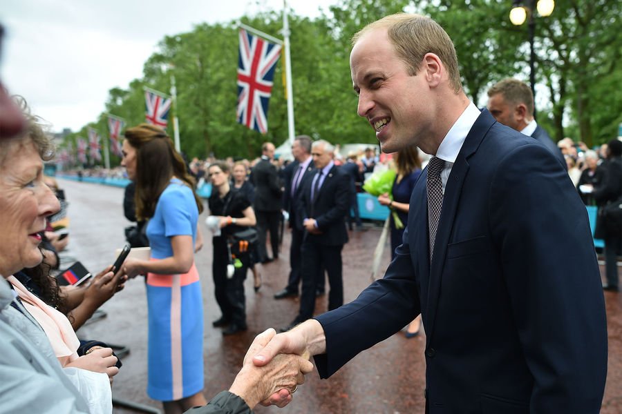 Kέιτ και Γουίλιαμ κατέβηκαν να χαιρετήσουν το λαό –Λίγο επίπλαστα τα χαμόγελα [εικόνες] | iefimerida.gr 12