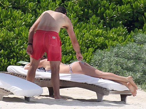 «Ασφυκτιά» στο νέο της μαγιό η Κέιτ Απτον [εικόνες] | iefimerida.gr 1