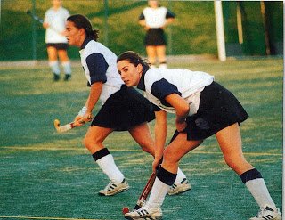 Σπάνια φωτογραφία με τις Κέιτ και Πίπα Μίντλετον, έφηβες, να παίζουν χόκεϊ[φωτό] | iefimerida.gr 0