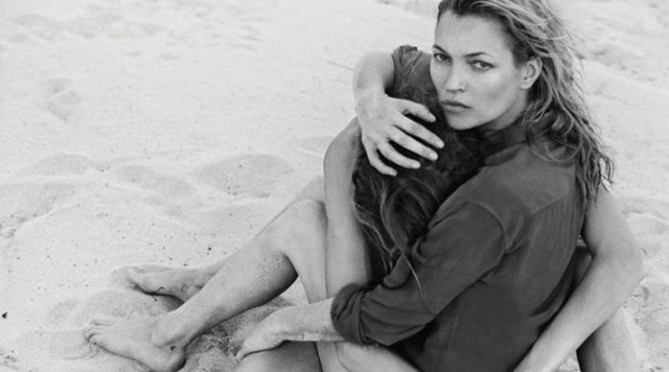 Η Κέιτ Μος άβαφη και ημίγυμνη στα 41 της -Σαν κοριτσάκι [εικόνες] | iefimerida.gr 1