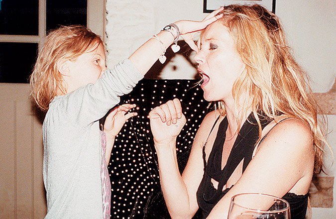 H Kέιτ Μος ευτυχισμένη και αισθησιακή παίζει με την κόρη της στην Υδρα [εικόνες] | iefimerida.gr 1