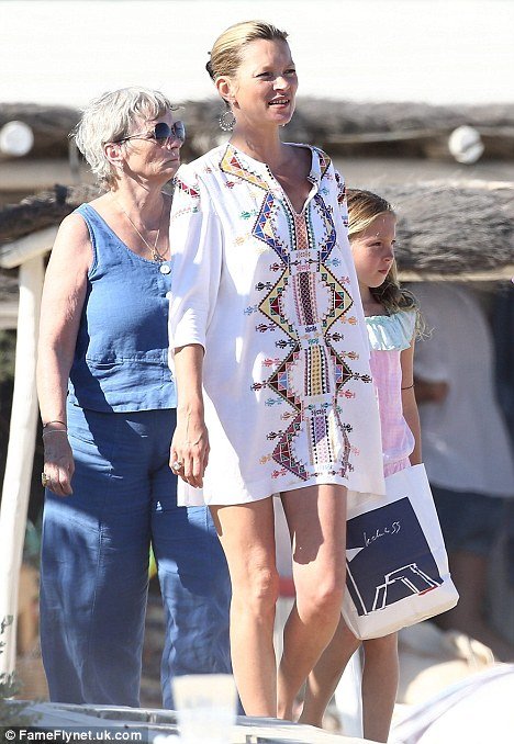 Η Κέιτ Μος δεν κυκλοφορεί πια με το μαγιό – Οργιάζουν οι φήμες για εγκυμοσύνη [εικόνες] | iefimerida.gr 1