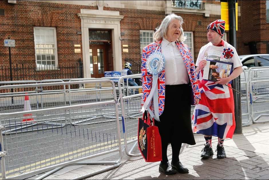 Είναι τρελοί αυτοί οι Βρετανοί: Περιμένουν μέρες στον δρόμο να γεννήσει η Κέιτ Μίντλετον [εικόνες] | iefimerida.gr 3