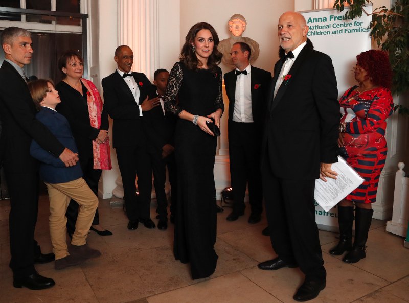 Η Κέιτ Μίντλετον φόρεσε φόρεμα που είχε βάλει πριν η Μέγκαν Μαρκλ [εικόνες] | iefimerida.gr 2